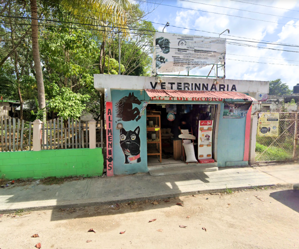 Interior de la tienda Veterinaria El Potrero, Champotón, Campeche, México.