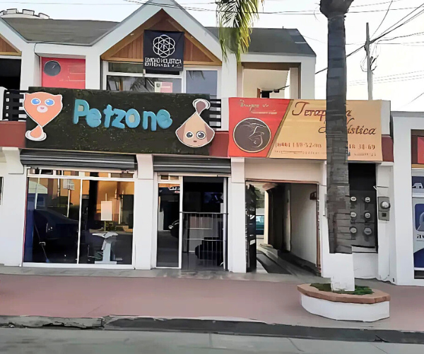 Interior con productos de PetZone Spa Hotel & Market en Ensenada, B.C.