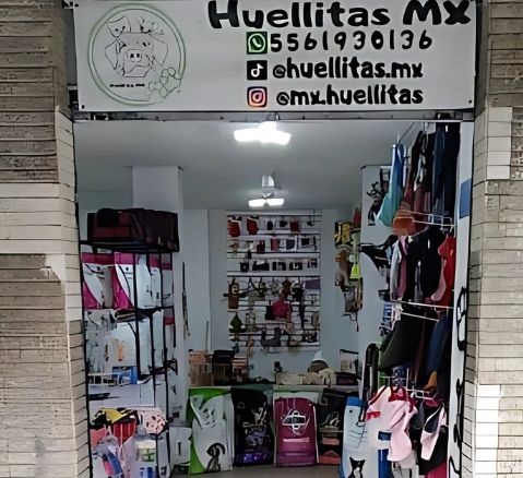 Exterior de la tienda Huellitas Mx en Nueva Santa María, Azcapotzalco, CDMX