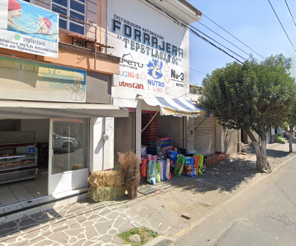 Interior de Forrajera Tepetlaoxtoc con variedad de alimentos para animales.