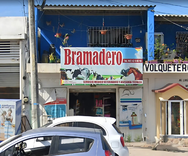 Interior de la farmacia veterinaria BRAMADERO Salud Animal, Champotón, Campeche, México.